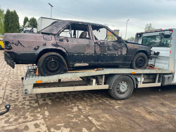 Transport spalonego Mercedesa 190 na lawecie