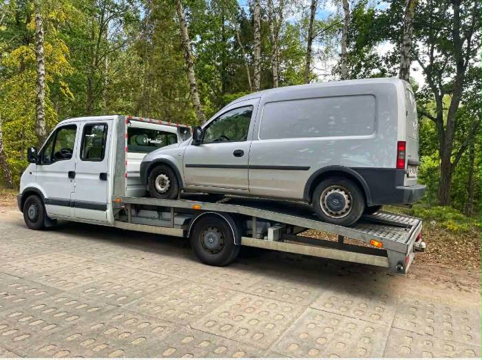 Opel Combo na lawecie — transport pojazdu dostawczego