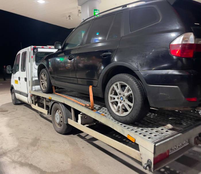 BMW X3 — pomoc drogowa nocna na stacji paliw