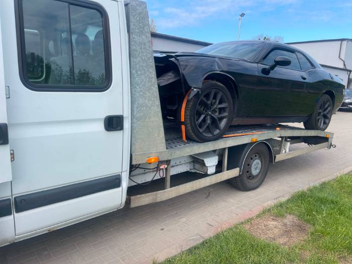 Dodge Challenger na lawecie — załadunek