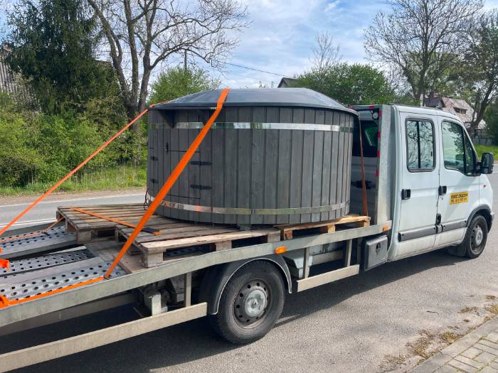 Transport jacuzzi na lawecie — w trasie