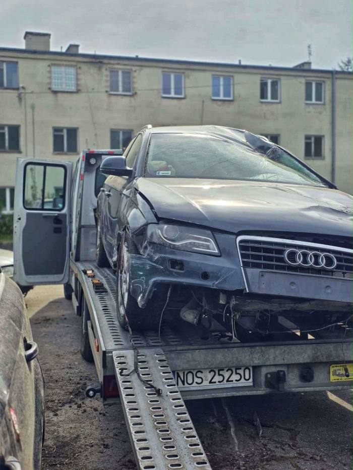 Audi A4 powypadkowe na lawecie — transport pojazdu po wypadku